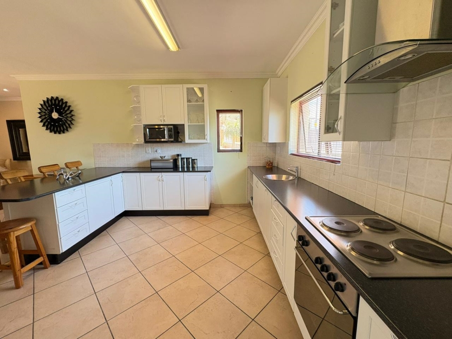 To Let 4 Bedroom Property for Rent in Uitzicht Western Cape